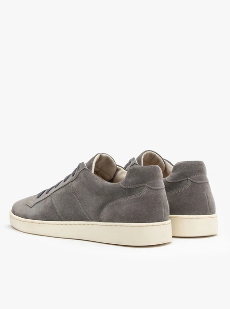 Sportschuhe aus grauem Veloursleder