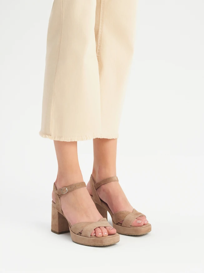 Beige Block- und Ballsandalen