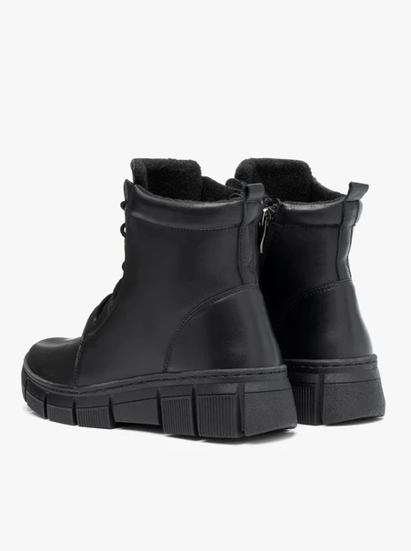 Black women’s boots lined with natural shearling