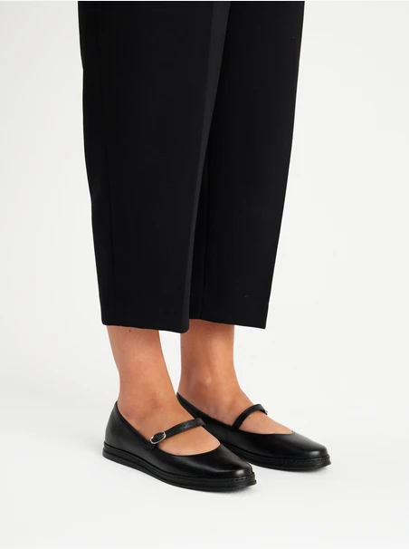 Black ballerinas with strap