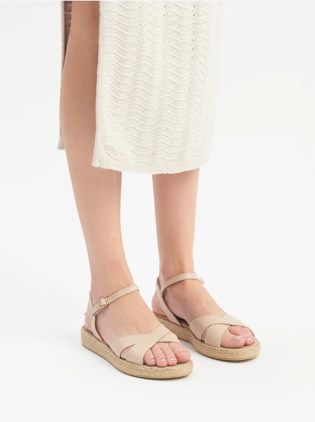 Beige Sandalen