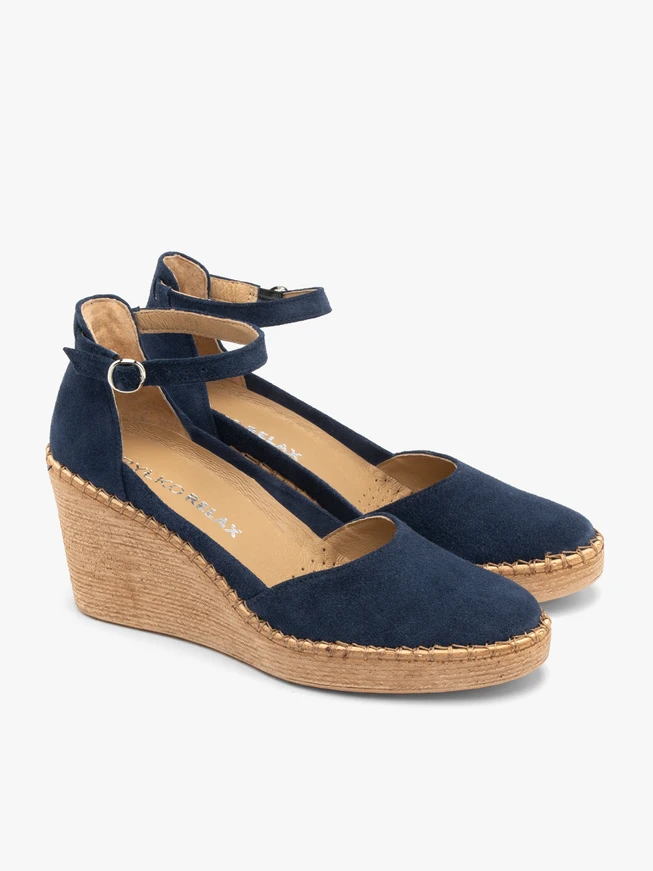 Marineblaue Plateau-Pumps mit Riemen um den Knöchel
