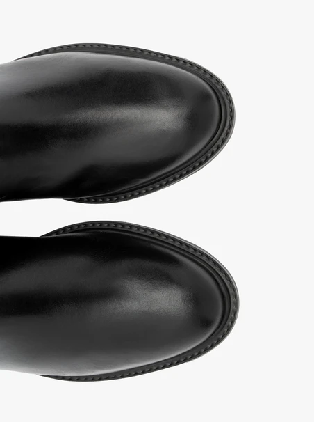 Klassische schwarze Stiefel mit schmalem Schaft