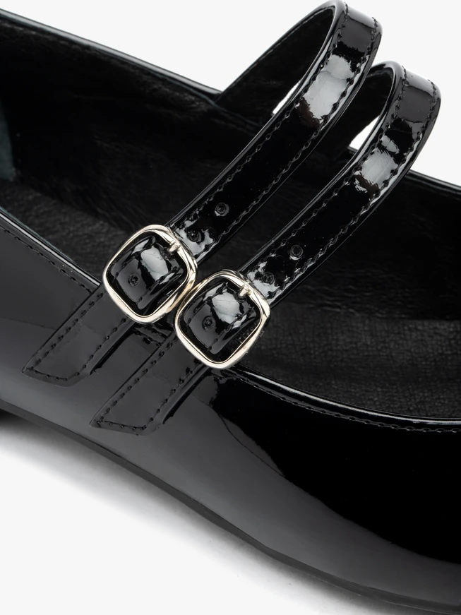 Schwarz lackierte Ballerinas mit zwei Riemen