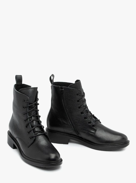 Schwarze Schnürstiefel mit flachem Boden
