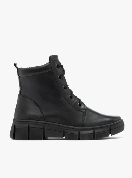 Black women’s boots lined with natural shearling