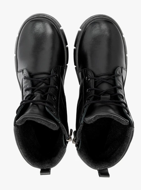 Black women’s boots lined with natural shearling