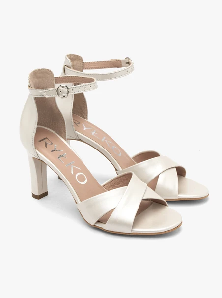 Perlensandalen mit klobigem Stilettoabsatz