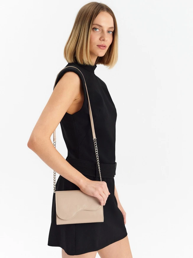 Beige elegante Handtasche mit dekorativer Klappe