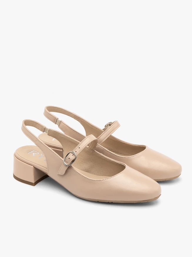 Beigefarbene niedrighackige Pumps
