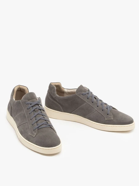 Sportschuhe aus grauem Veloursleder
