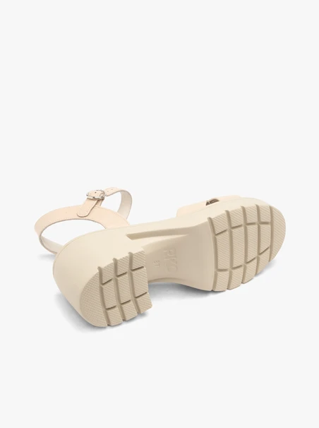 Cremefarbene Sandalen mit festem Boden