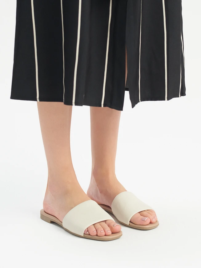 Flache Flip-Flops in Creme