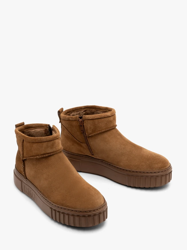 Rote Velours-Schneestiefel mit leichtem Boden