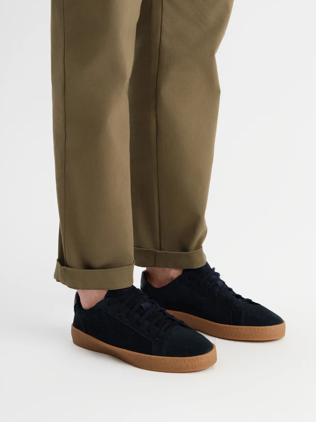 Marineblaue Turnschuhe für Männer mit beiger Sohle