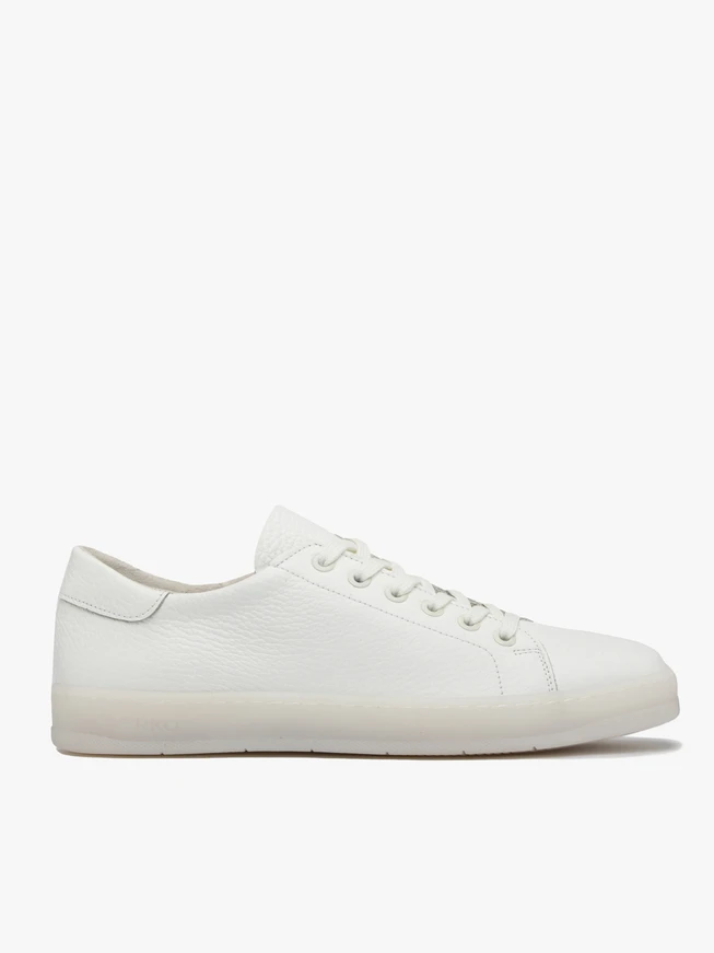 Weiße Sportschuhe mit flacher Sohle