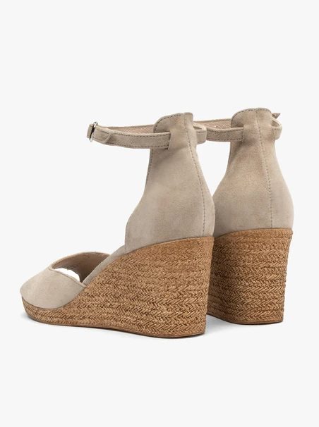 Beigefarbene Veloursledersandalen mit Plateauabsatz