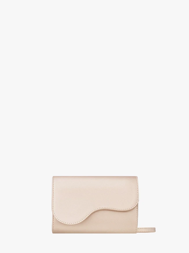 Platinhandtasche mit dekorativer Klappe