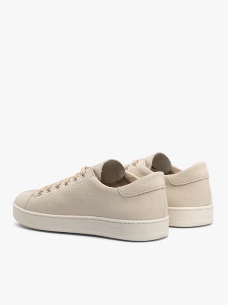 Cremefarbene Sporthalbschuhe mit flachem Schaft
