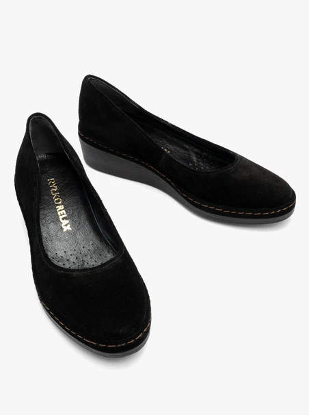 Schwarze Plateau-Pumps aus Velours