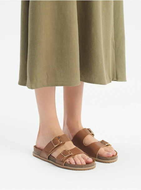 Hellbraune flache Damen-Flip-Flops