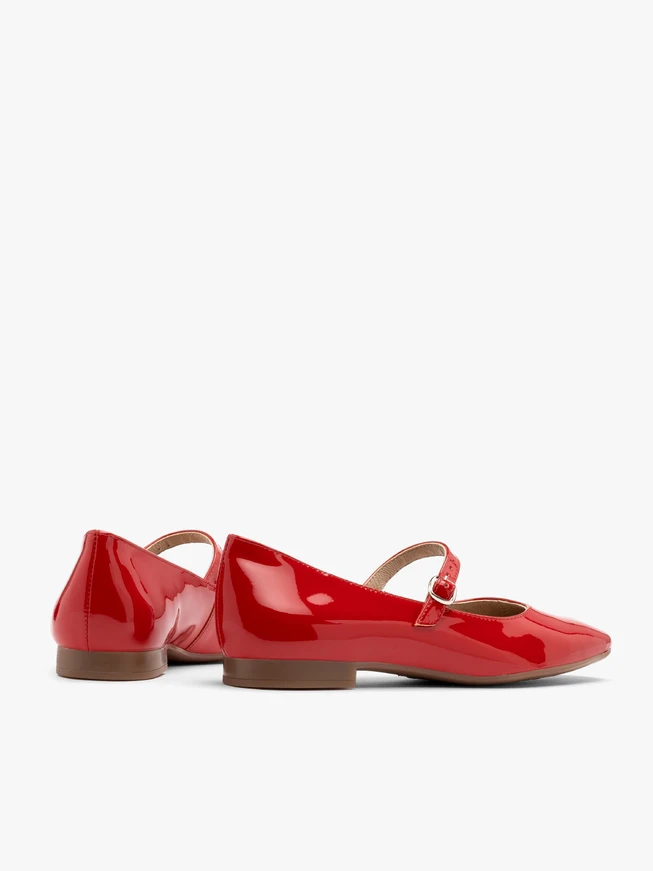 Rot lackierte Ballerinas mit dekorativem Verschluss