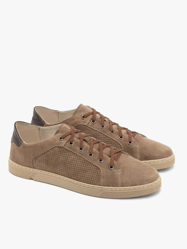 Hellbraune Herrenhalbschuhe mit Perforationen auf dem Schaft