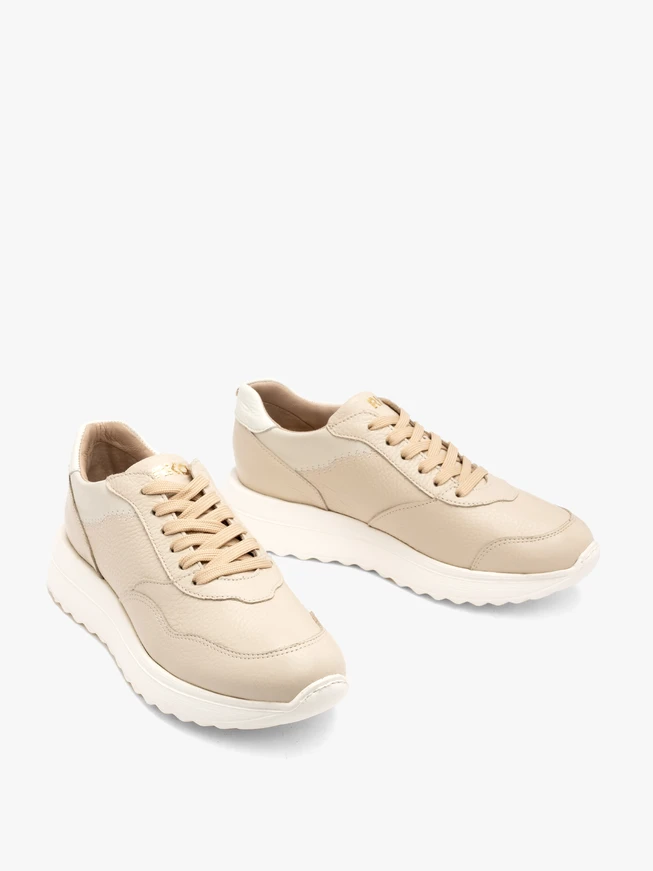 Beige- und cremefarbene Sporthalbschuhe mit leichtem Boden