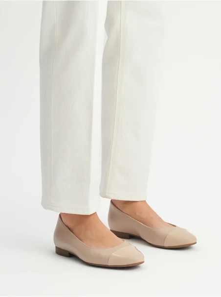 Beige Ballerinas mit lackierter Nase