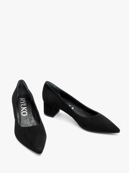 Schwarze Velourspumps