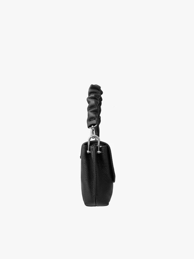 Kleine schwarze Handtasche mit dekorativem Henkel