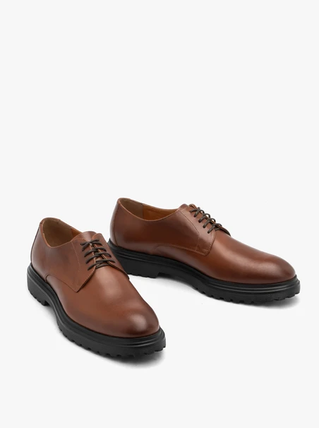 Braune Herrenhalbschuhe mit hellschwarzer Sohle