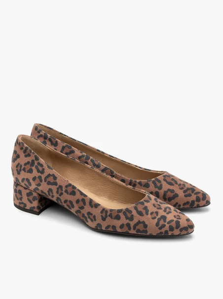 Niedrige Damenpumps mit Leopardenmuster