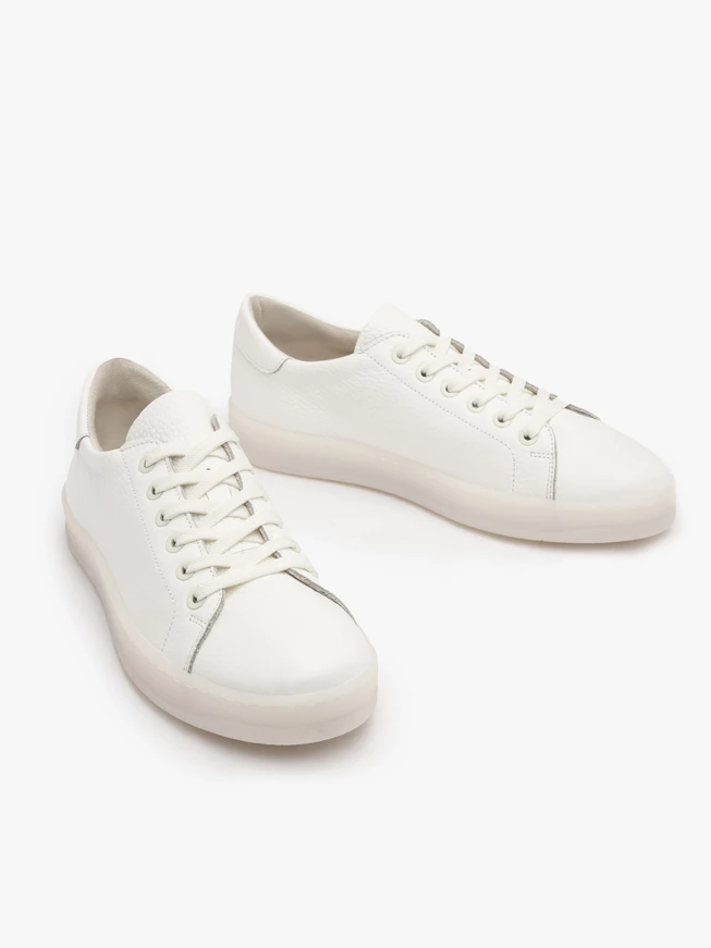 Weiße Sportschuhe mit flacher Sohle