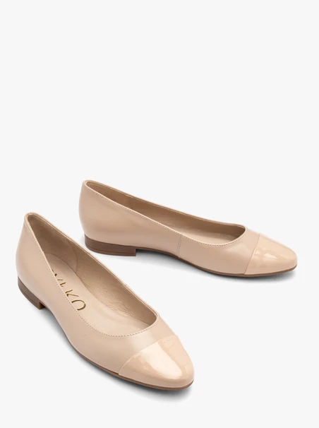Beige Ballerinas mit lackierter Nase