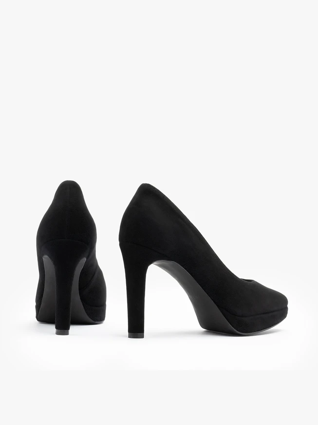 Schwarze Stiletto-Pumps und Ballkleider aus Velours