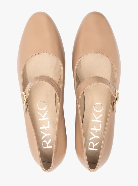 Beigefarbene niedrighackige Pumps