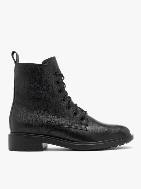 Schwarze Schnürstiefel mit flachem Boden