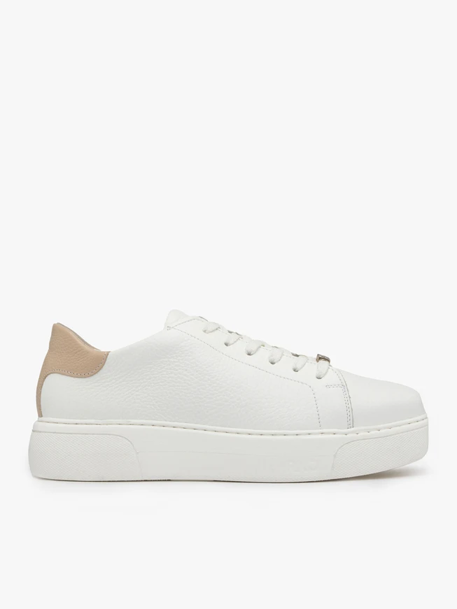 Weiße sportliche Halbschuhe mit klobiger Sohle