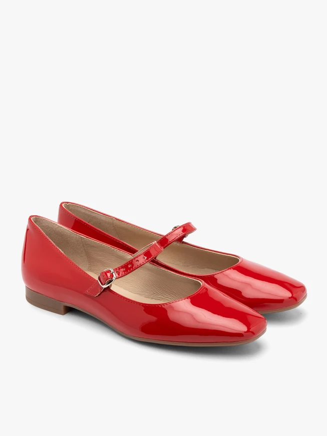 Rot lackierte Ballerinas mit dekorativem Verschluss