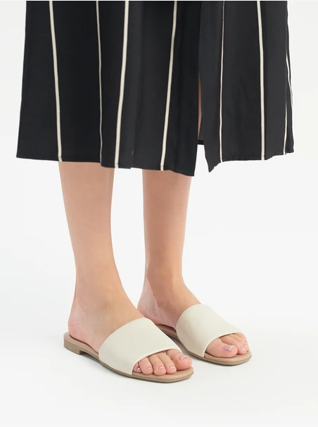 Flache Flip-Flops in Creme