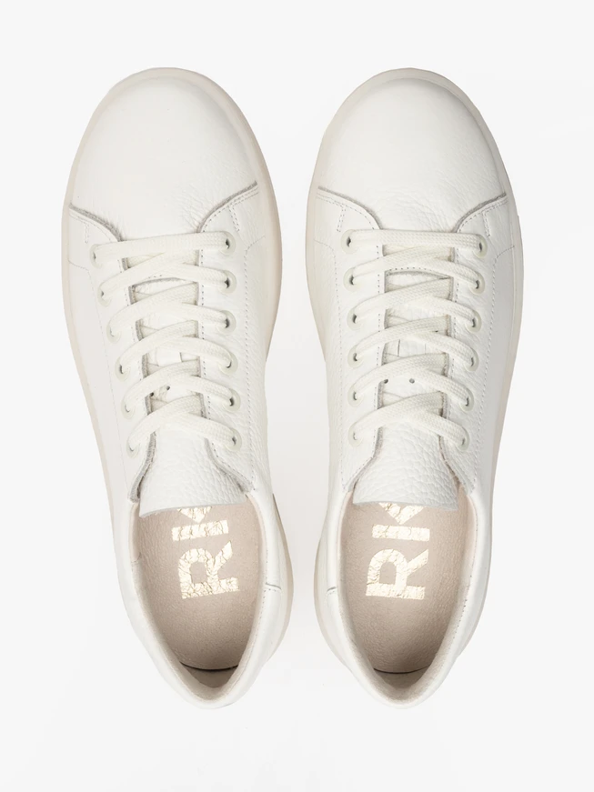 Weiße Sportschuhe mit flacher Sohle