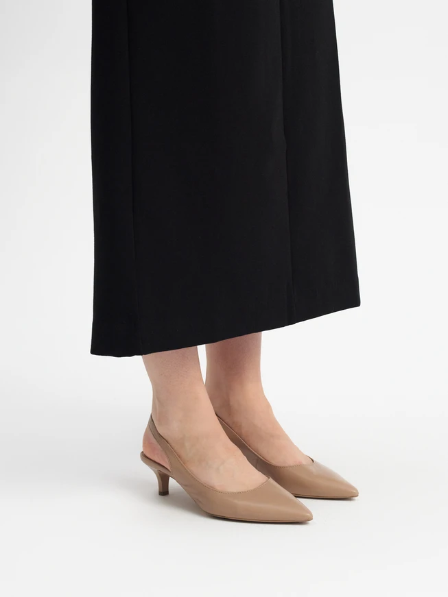 Beigefarbene Slingback-Pumps mit Entenschwanzabsatz