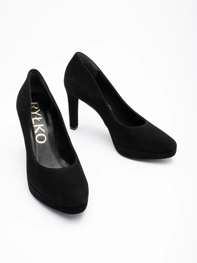 Schwarze Stiletto-Pumps und Ballkleider aus Velours