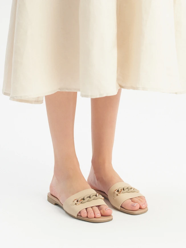 Beigefarbene Leder-Flip-Flops mit Kette