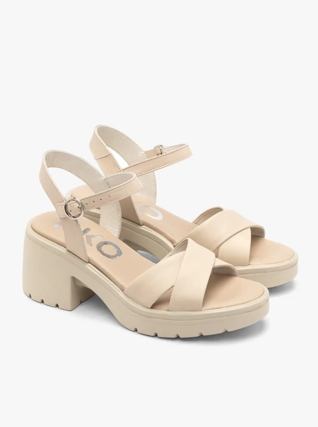 Cremefarbene Sandalen mit festem Boden