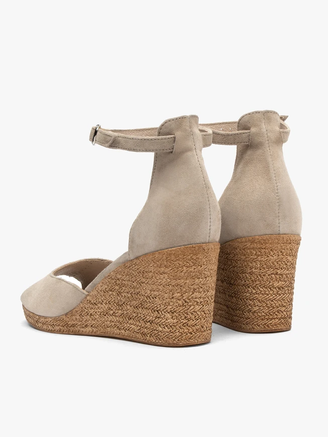 Beigefarbene Veloursledersandalen mit Plateauabsatz