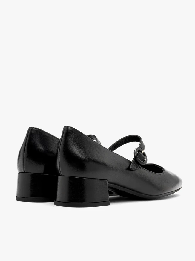 Schwarze Riemchenpumps mit niedrigem Blockabsatz