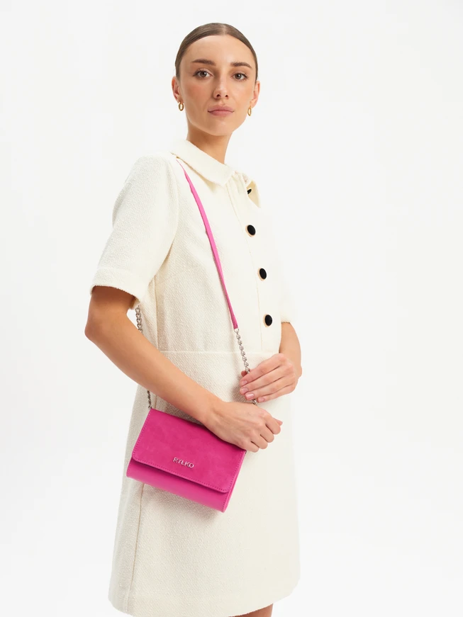 Kleine Handtasche in fuchsia mit silbernen Details