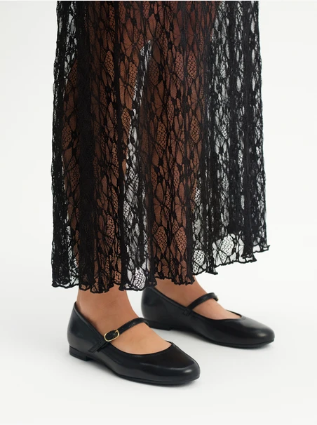 Black women’s ballerinas with strap